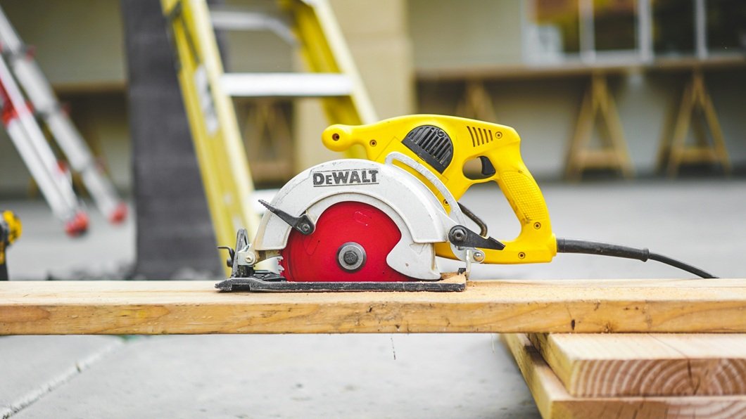 Yellow Wood cutting machine with red blade